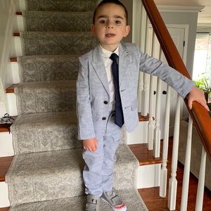 Boys gray suit excellent condition